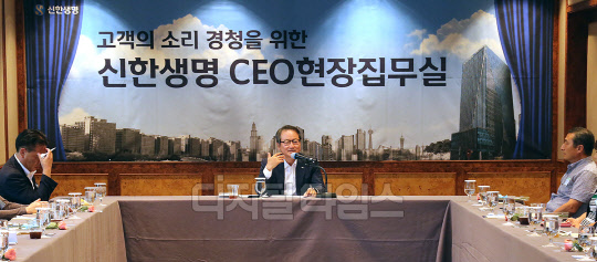 지난 16일 경북 경주에서 진행된 첫 번째 'CEO 현장집무실'에서 성대규 신한생명 사장(가운데)이 고객 패널의 질의에 대해 답변하고 있다. 신한생명 제공.